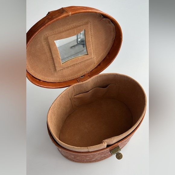 Embossed Leather Pill box - Picture 5 of 6